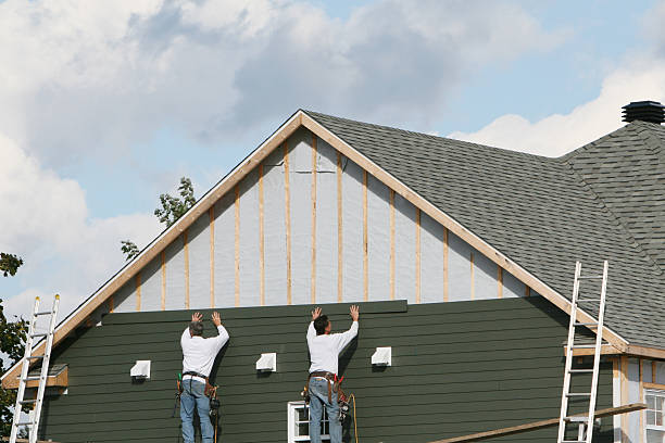 Professional Siding technician working in Hampton, TN